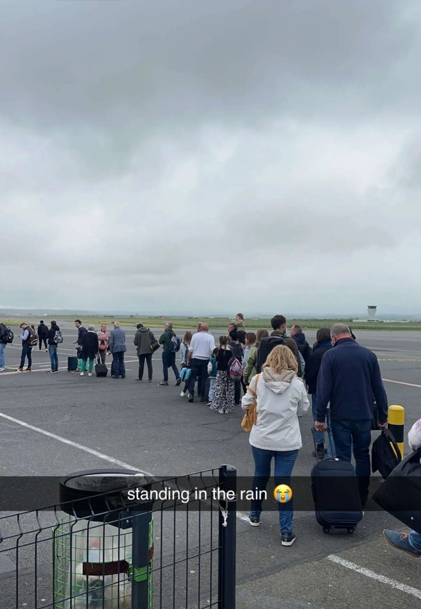 O kadar üzgün biçimde dönüyorum ki keşke ne parise gelseydim ne turkiyeye donseydim hiç heves kalmadı