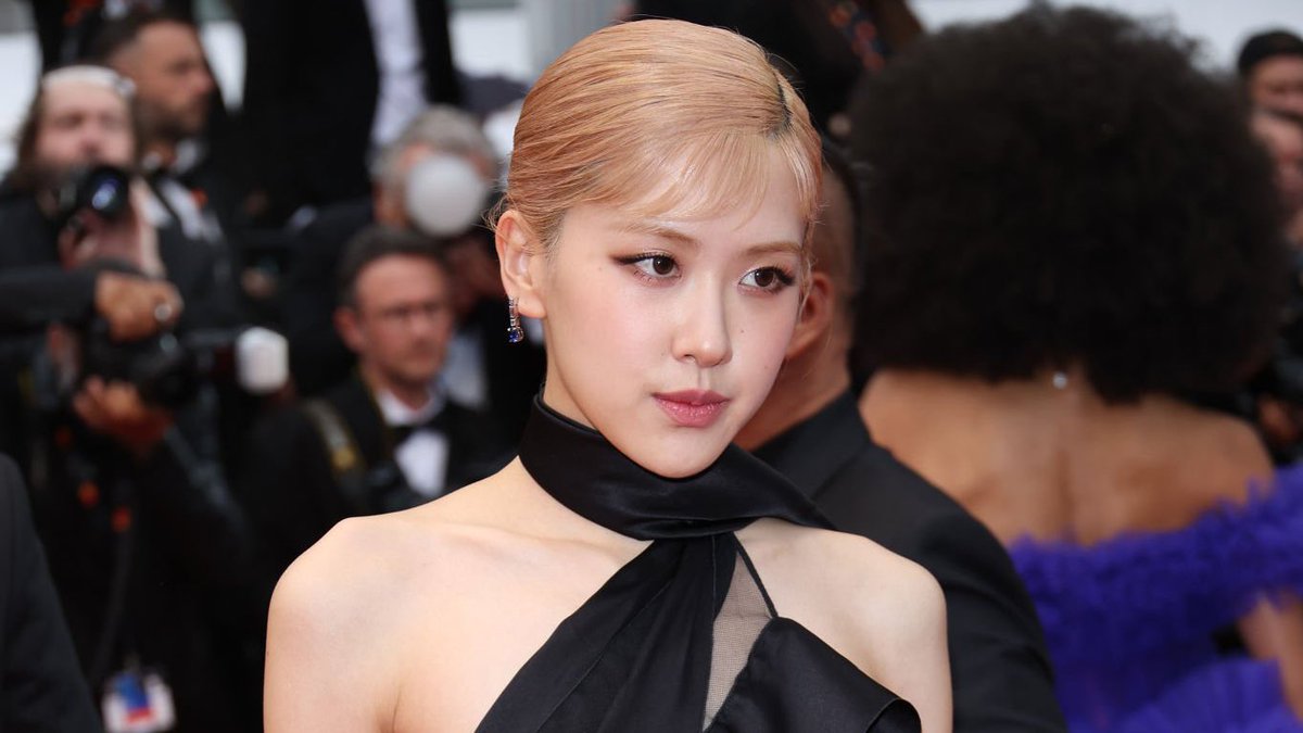 Jeff__Benjamin's tweet photo. Rosé of @BLACKPINK stuns on the red carpet at the 76th Annual Cannes Film Festival

The singer-songwriter attended the premiere of 'Monster' taking place at Palais des Festivals https://t.co/aKppP8Kagy
