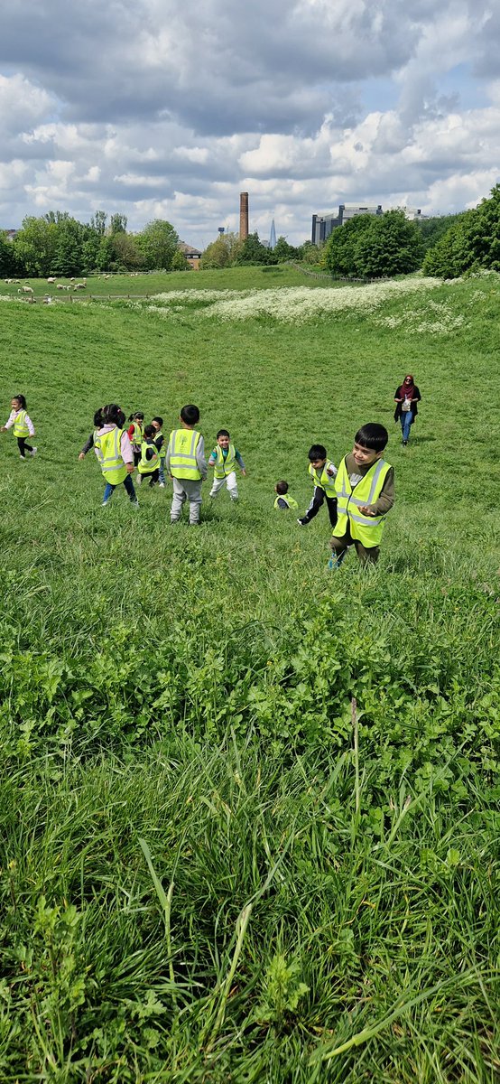 WoolmoreTweets's tweet photo. What a wonderful day for a Nursery trip to Mudchute Farm ☀️ #adventure #animaks #walking #sunshine https://t.co/VLUruV33ye