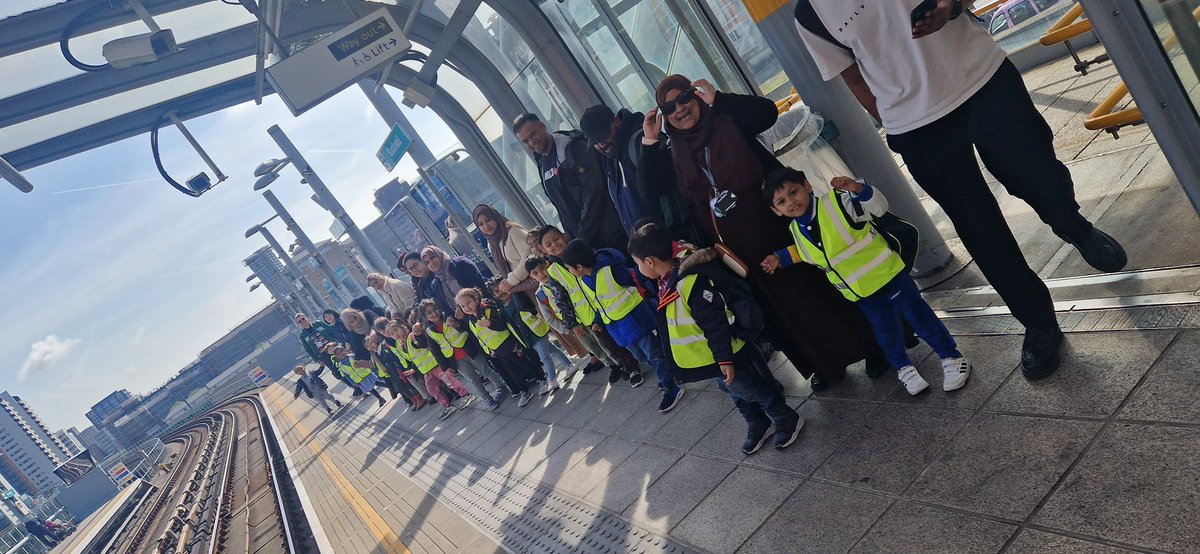 WoolmoreTweets's tweet photo. What a wonderful day for a Nursery trip to Mudchute Farm ☀️ #adventure #animaks #walking #sunshine https://t.co/VLUruV33ye