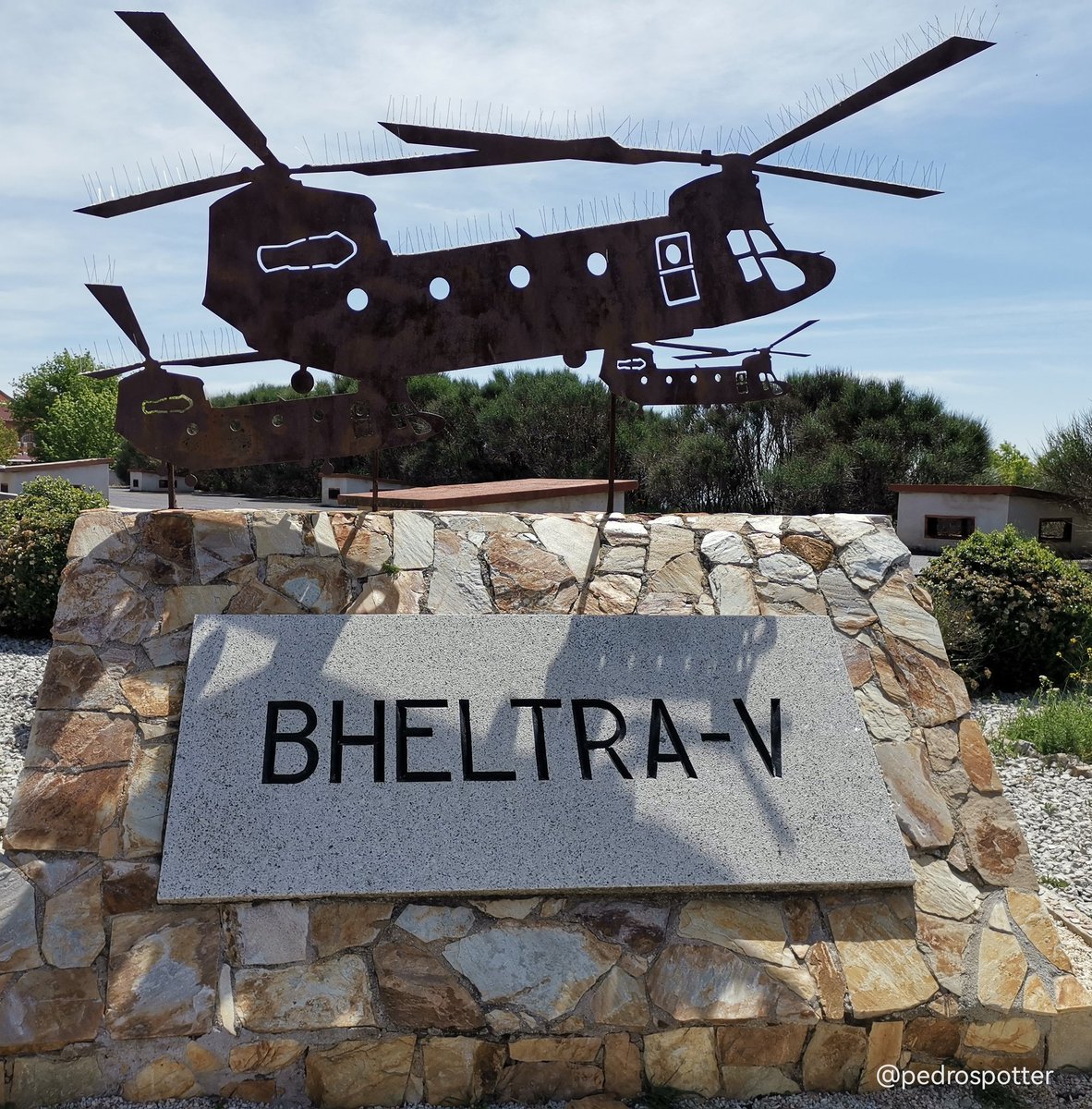 pedrospotter's tweet photo. Momentos #BHELTRAV en la #Base #CoronelMate en #ColmenarViejo #FAMET @EjercitoTierra

#Boeing #CH47 #Chinook

#avgeek #spotter #spotting #planespotter #planespotting
#Helicoptero #FuerzaTerrestre #ejercitotierra #España https://t.co/4ecmAaXIAt