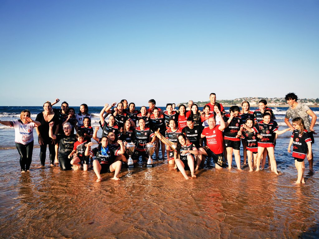 Un bañin en la Playa de San Lorenzo para bautizar las Copas en el Mar Cantábrico 🏆

La temperatura del agua son 3️⃣ títulos esta temporada 😝

#MiEquipoMiGente