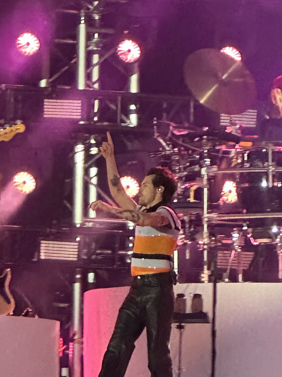 TheHarryNews's tweet photo. First look at Harry’s outfit tonight! #LoveOnTourMunich (Via mitamtaylena)

Make sure to check out our tour account @thehslotnews for more updates! 🪩 https://t.co/wNbWGzX5hb