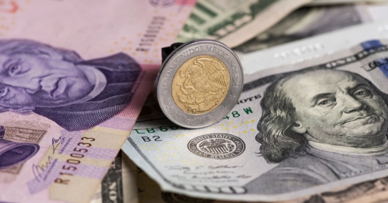 MexicoProgram's tweet photo. #Mexifact Did you know that the Mexican peso’s appreciation is due to growth in exports from the automotive sector and remittances. External factors include the US Federal Reserve and the strengthening of oil prices, which allowed several emerging countries to report gains 💵