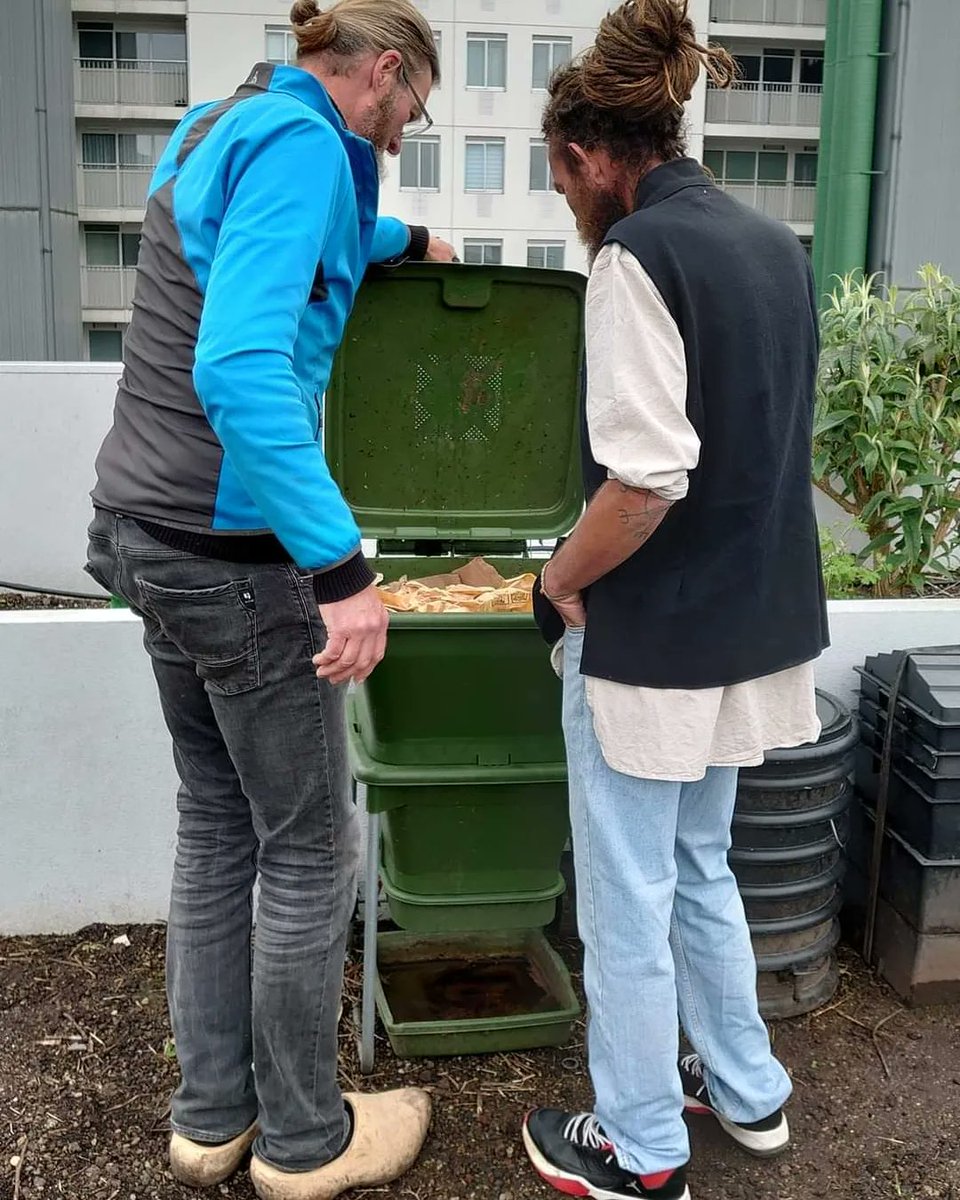 d_akkers's tweet photo. #FARMINGTHECITY! 💚 Op de #DakAkker #rooftopfarm. En de dakboeren boeren voort ... Foto's 📷 Lydia van Deursen. https://t.co/4YOtMI9QtR