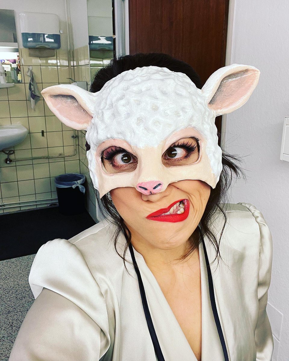 AngelabicDavis's tweet photo. @von_ems @theaterhagen Gleich gehts zum Maskenball 🥳 https://t.co/7jPqMKFAF1