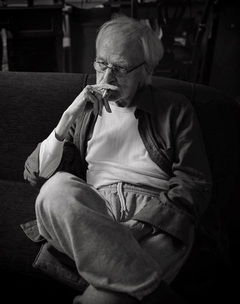 «Sócrates enseña que la virtud es su propio premio. No obras virtuosamente para que venga fulano a premiarte o a castigarte, sino porque sabes que esa es la forma de ser más dichoso; por sano egoísmo.»

     — 𝐴𝑛𝑡𝑜𝑛𝑖𝑜 𝐸𝑠𝑐𝑜ℎ𝑜𝑡𝑎𝑑𝑜