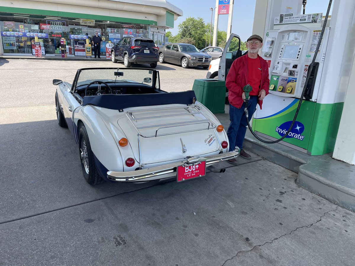 When you’re getting gas and something really cool comes along next pump over! A member of #OhioValleyAustinHealeyClub on the way to a rally with his #AustinHealey ride. @AustinHealeys @CincyProblems @CARandDRIVER @ClassicCars_com @ClassicCarWkly @ClassicCarWeek @bp_America