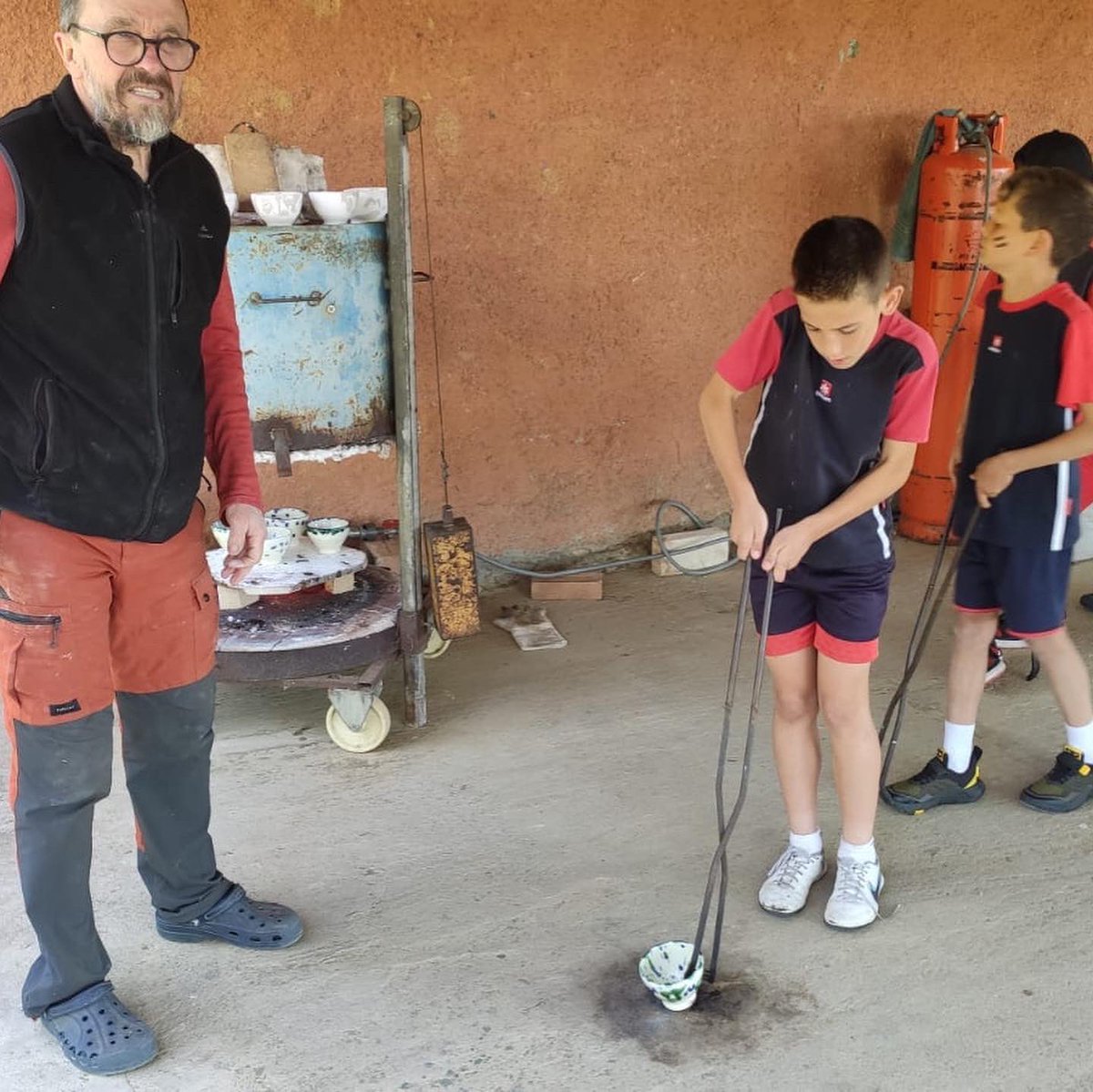 salesiansBDN's tweet photo. 🚌 | Primer dia de colònies a Les Orenetes. Fa un dia esplèndid i una mica de vent... Però estem gaudint d'allò més! 

#ObrimCamins
#SomEscolaParticipativa https://t.co/ySKxXiJqz4