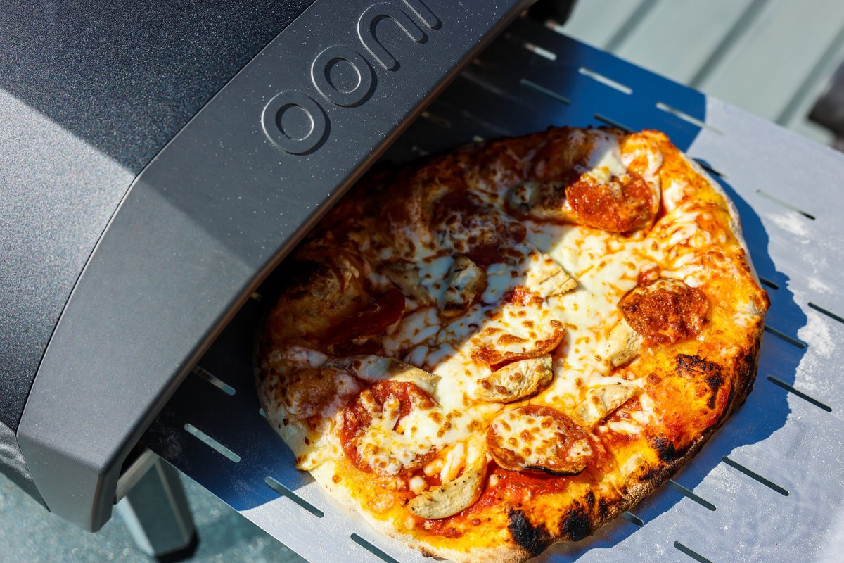 TheGATE's tweet photo. Great, home made pizza just takes a few key things: good dough, tasty ingredients, a little time, and a pizza oven. If you have always wanted to make that great pizza in your own back yard, the Ooni Koda 12 pizza oven is very impressive. Read our review: https://t.co/aeVNlowIlD https://t.co/tdMSd7MLCK