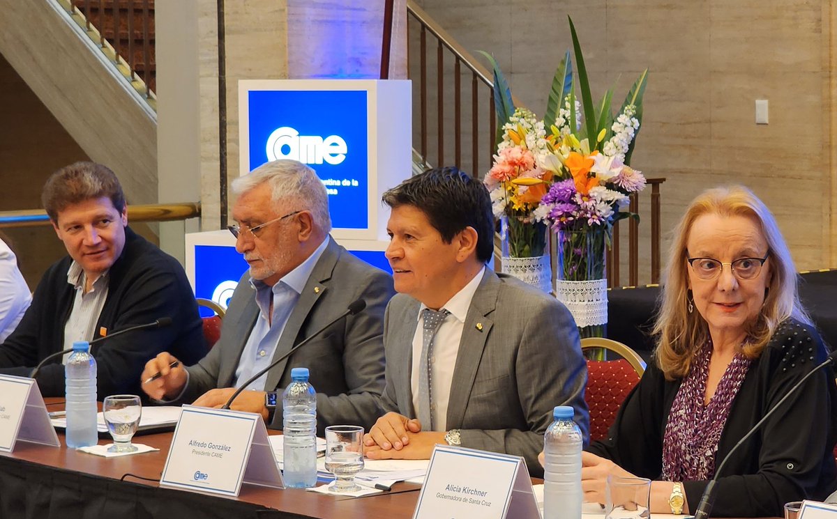 CUMBRE DE GOBERNADORES Y GOBERNADORAS DE LA  PATAGONIA

El presidente <a href="/AlfredoGZChaco/">Alfredo González</a>, junto a <a href="/aliciakirchner/">AK</a>, <a href="/ArabelaCarreras/">Arabela Carreras</a>, <a href="/arcionimariano/">Mariano Arcioni</a>, <a href="/gustavomelella/">Gustavo Melella</a>, <a href="/OmarGutierrezOk/">Omar Gutierrez</a> y a la ministra de Producción de la provincia de La Pampa, Fernanda González, da inicio a este