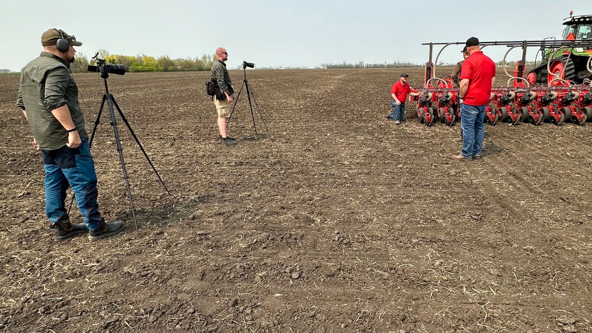 VaderstadNA's tweet photo. 📷 A behind-the-scenes look at the field photo shoot near Fairmount, North Dakota!
#agriculture #instaag #behindthescenes #photoshoot #farm #farmlife #agriculturalmachinery #plant23 https://t.co/mIxbiqeXUF