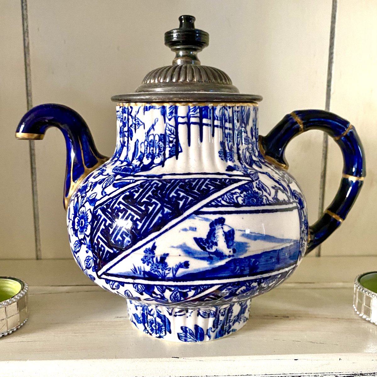 PriddeyCat's tweet image. I'm going to finish off with some Victorian teapot porn - you've seen them before but I can't resist showing them off! 
On the left: Doulton for JJ Royle, self-pouring teapot.
On the right: a Royal Worcester double-spouted chinoiserie delight! 
#vintageshowandsell #teapots