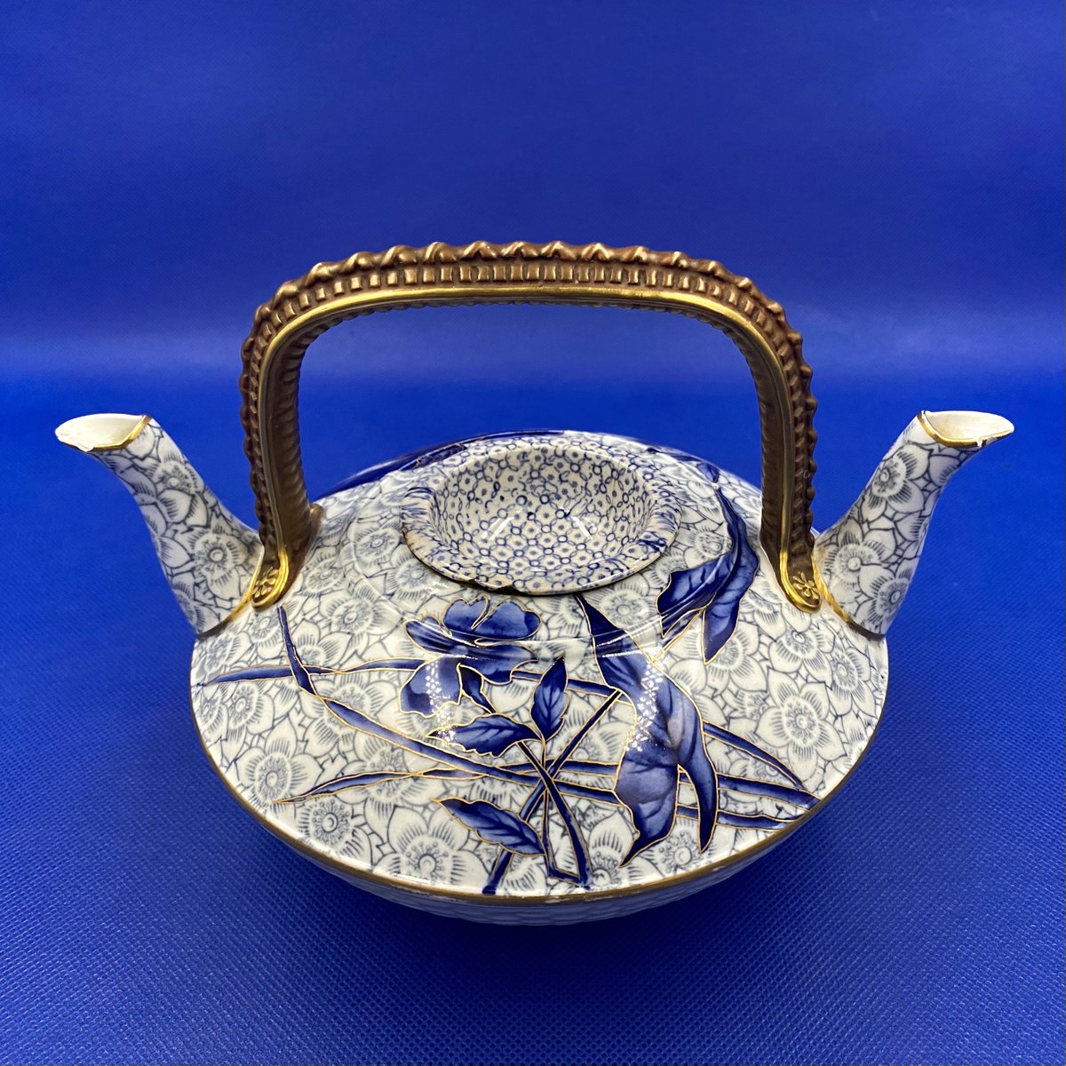 PriddeyCat's tweet image. I'm going to finish off with some Victorian teapot porn - you've seen them before but I can't resist showing them off! 
On the left: Doulton for JJ Royle, self-pouring teapot.
On the right: a Royal Worcester double-spouted chinoiserie delight! 
#vintageshowandsell #teapots