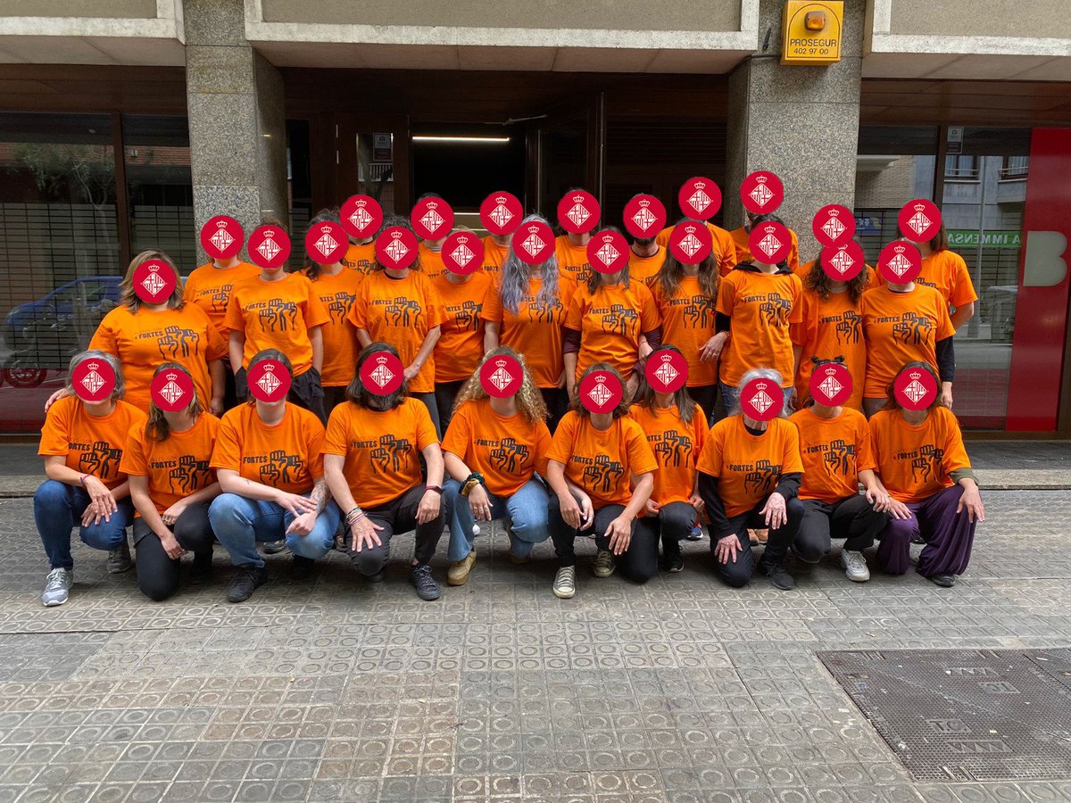 equip_sassep's tweet photo. SOM LES TREBALLADORES DEL SASSEP I ESTEM EN LLUITA! 🔥💪🏾#ningudormintalcarrer #nadiedurmiendoenlacalle #nobodysleepingonthestreet #sensellarisme #educaciosocial #treballsocial #XAPSLL #sensesostre #sensellarisme #barcelona #homeless #sinhogar #sensellar #homeless #SASSEP https://t.co/xNXKJ3Md1H