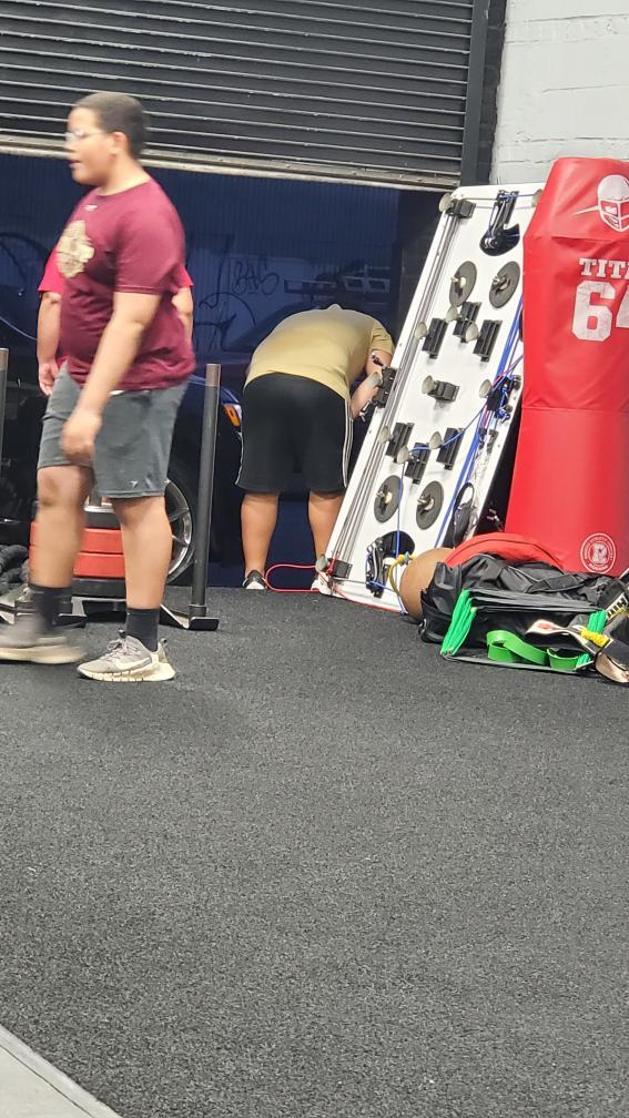 linemen_factory's tweet photo. Factory sessions are not all fun and games ... just ask #FACTORYMADE @cj_malespin #CLOCKIN #DOWERK #EATGREEDY #DAFACTORYWAY #dungeonfamily https://t.co/nrbZoNc6cl