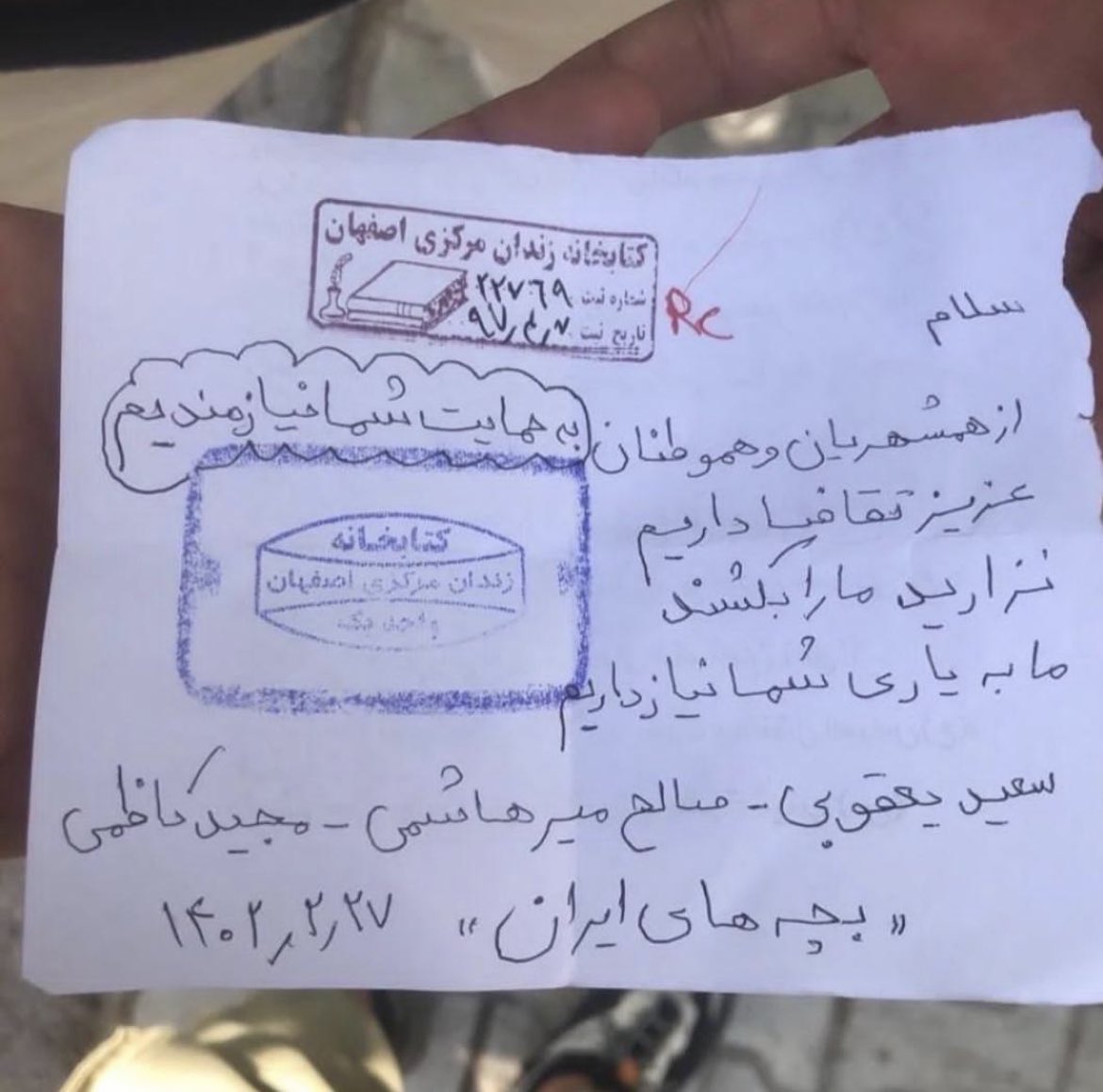 #نذارید_ما_را_بکشند 
همین یک جمله جیگرمون رو آتیش زد، انتقام تک‌تک این لحظه‌ها رو از شما می‌گیریم
#خانه_اصفهان 
#مهسا_امینی