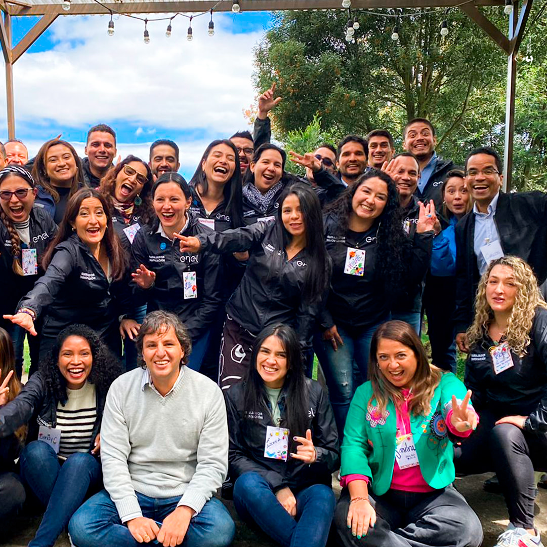 EnelColombia's tweet photo. La cultura de las nuevas ideas se expande gracias a nuestros embajadores de innovación en Colombia, Panamá, Costa Rica y Guatemala, quienes con su compromiso han fomentado proyectos innovadores y sostenibles, dándole valor a la compañía y a los clientes 🏅✍️ #OpenInnovability https://t.co/DtIgTxd67s