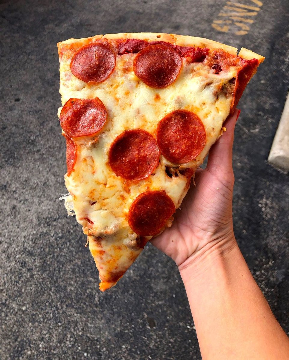 CRUST us.... we're drooling too! 🤤 🍕 Come visit us at 4700 W. Cermak, Cicero, IL 60804 and get a slice 👅
.
#scatchellsbeefstand #italianbeef #pizza #chicagopizza #chicagofood #chicagofoodscene #chicagofoodie #chicagofoodgoals #chicagofoodauthority #chicagosuburbs #312food