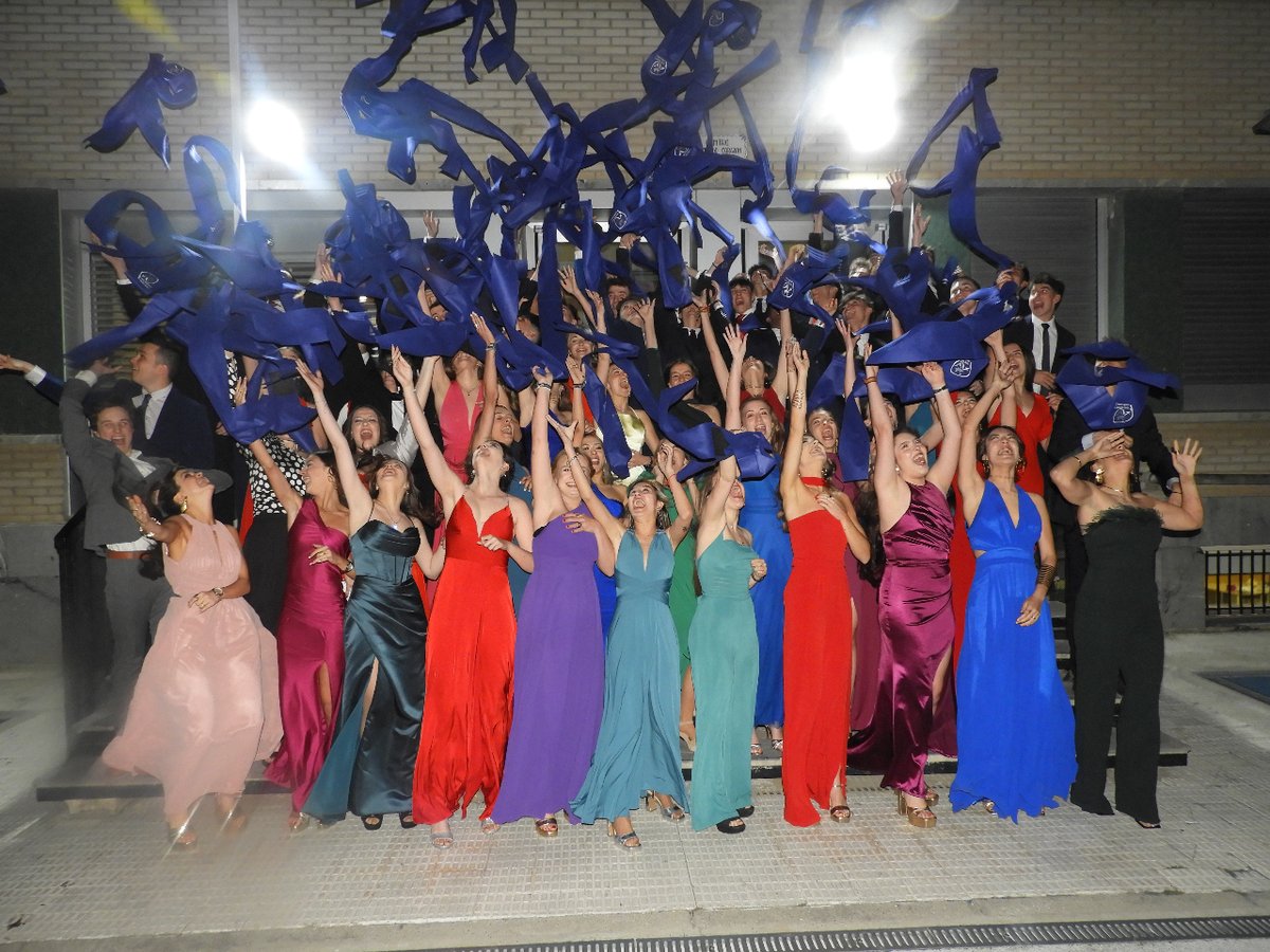 No hay más que ver la segunda foto para sentir la emoción 👉

Tras un largo curso lleno de esfuerzo, constancia y aprendizaje, nuestros alumnos y alumnas de 2º de Bachillerato por fin han celebrado su graduación 🎓🙌

#bachillerato #sagradocorazóndejesús