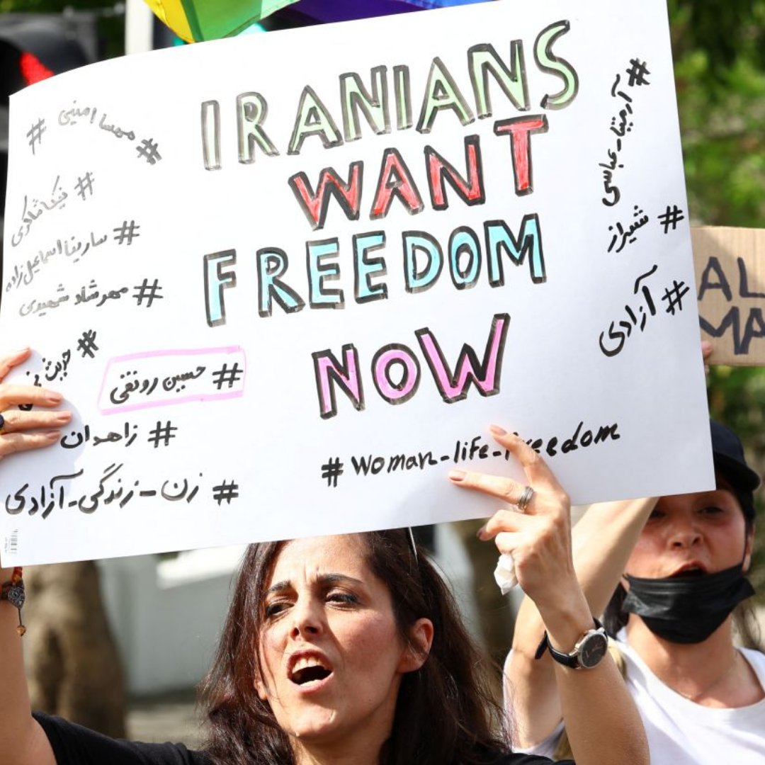 WomanlifeFF's tweet photo. As we witness the courage and resilience of the Iranian people, we must remember that their struggle is our struggle, and we must stand with them in their pursuit of a better future for themselves and their families. 

#lifeiniran  #iranfightsback #iraniangirls #iranwomen https://t.co/ZA1JMO4Ovt