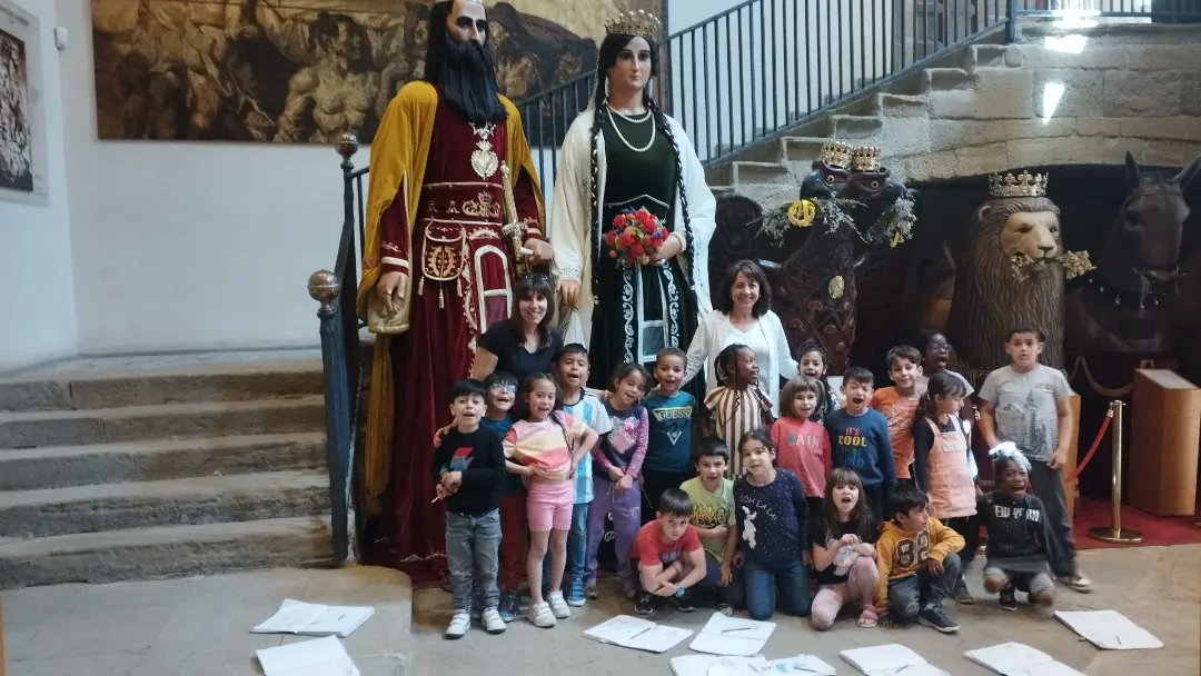 sagratcorvic's tweet photo. A 1rB de primària hem anat a dibuixar els gegants de la ciutat! A més dels comtes d'Osona, hem vist l'àliga, el lleó i els 3 caps de llúpia! A l'ajuntament ens hem trobat l'alcaldessa de Vic! #sagratcorvic #scvpri #primaria #escola #educacio #vic @vic_educacio @alcaldessavic https://t.co/20D653qzSs
