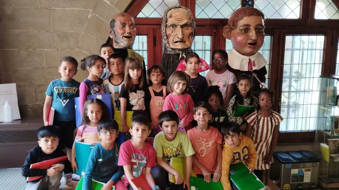 sagratcorvic's tweet photo. A 1rB de primària hem anat a dibuixar els gegants de la ciutat! A més dels comtes d'Osona, hem vist l'àliga, el lleó i els 3 caps de llúpia! A l'ajuntament ens hem trobat l'alcaldessa de Vic! #sagratcorvic #scvpri #primaria #escola #educacio #vic @vic_educacio @alcaldessavic https://t.co/20D653qzSs