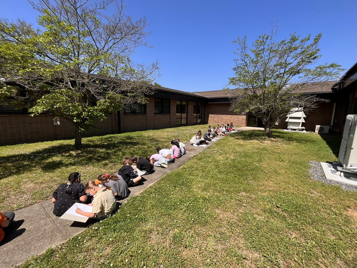 cpurdyart's tweet photo. Great day to go out and draw the trees ❤️🎨 #3rdgrade https://t.co/jUgSfJ8n2S
