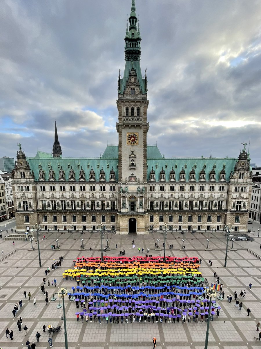 hh_bwfg's tweet photo. 🌈🏳️‍⚧️🫶  In #Vielfalt vereint: Zum Internationalen Tag gegen Homo-, Bi-, Inter- und Trans*-Feindlichkeit (#IDAHOBIT) setzt @fegebanks beim #Rainbowflash vom @lsvd am Rathaus in #Hamburg ein sichtbares Zeichen für eine offene und bunte Gesellschaft. https://t.co/YoRNuy3pTL