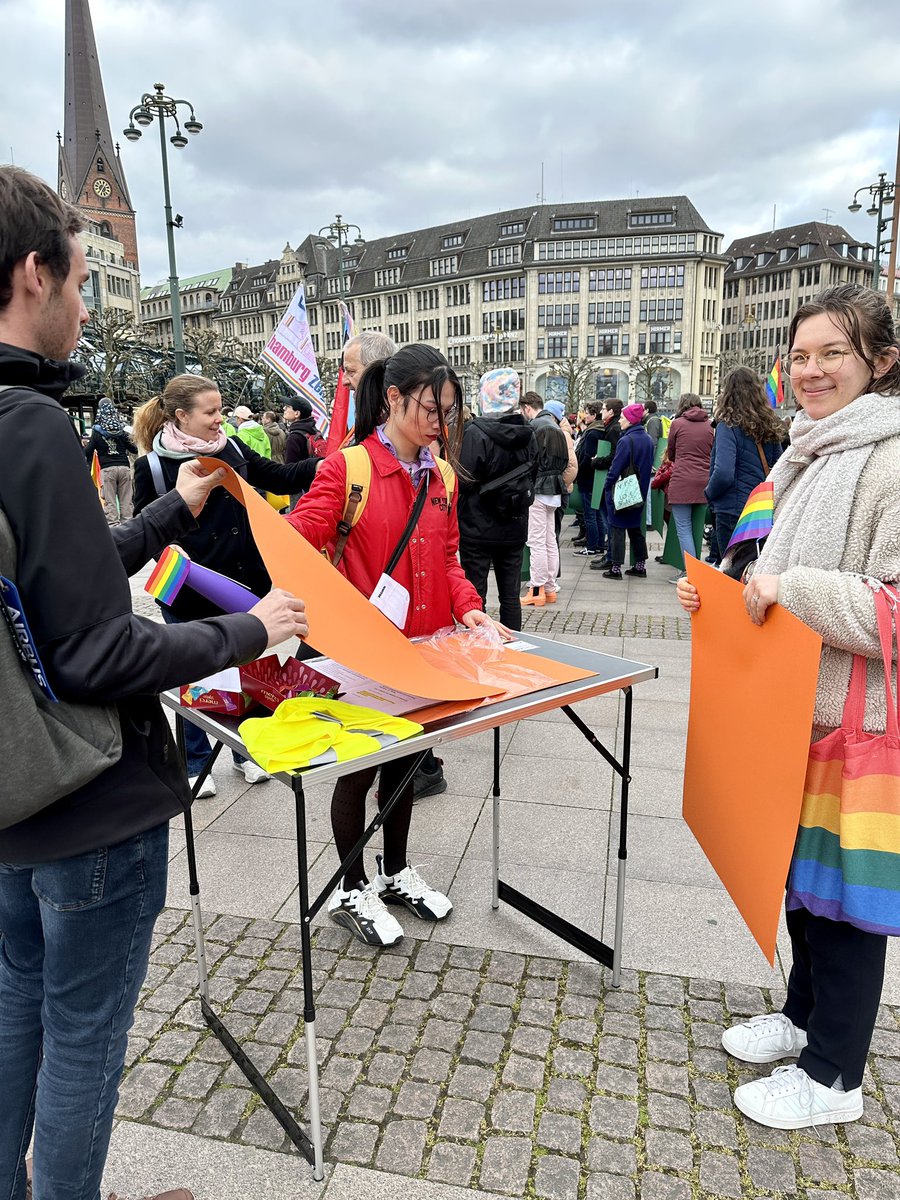 hh_bwfg's tweet photo. 🌈🏳️‍⚧️🫶  In #Vielfalt vereint: Zum Internationalen Tag gegen Homo-, Bi-, Inter- und Trans*-Feindlichkeit (#IDAHOBIT) setzt @fegebanks beim #Rainbowflash vom @lsvd am Rathaus in #Hamburg ein sichtbares Zeichen für eine offene und bunte Gesellschaft. https://t.co/YoRNuy3pTL