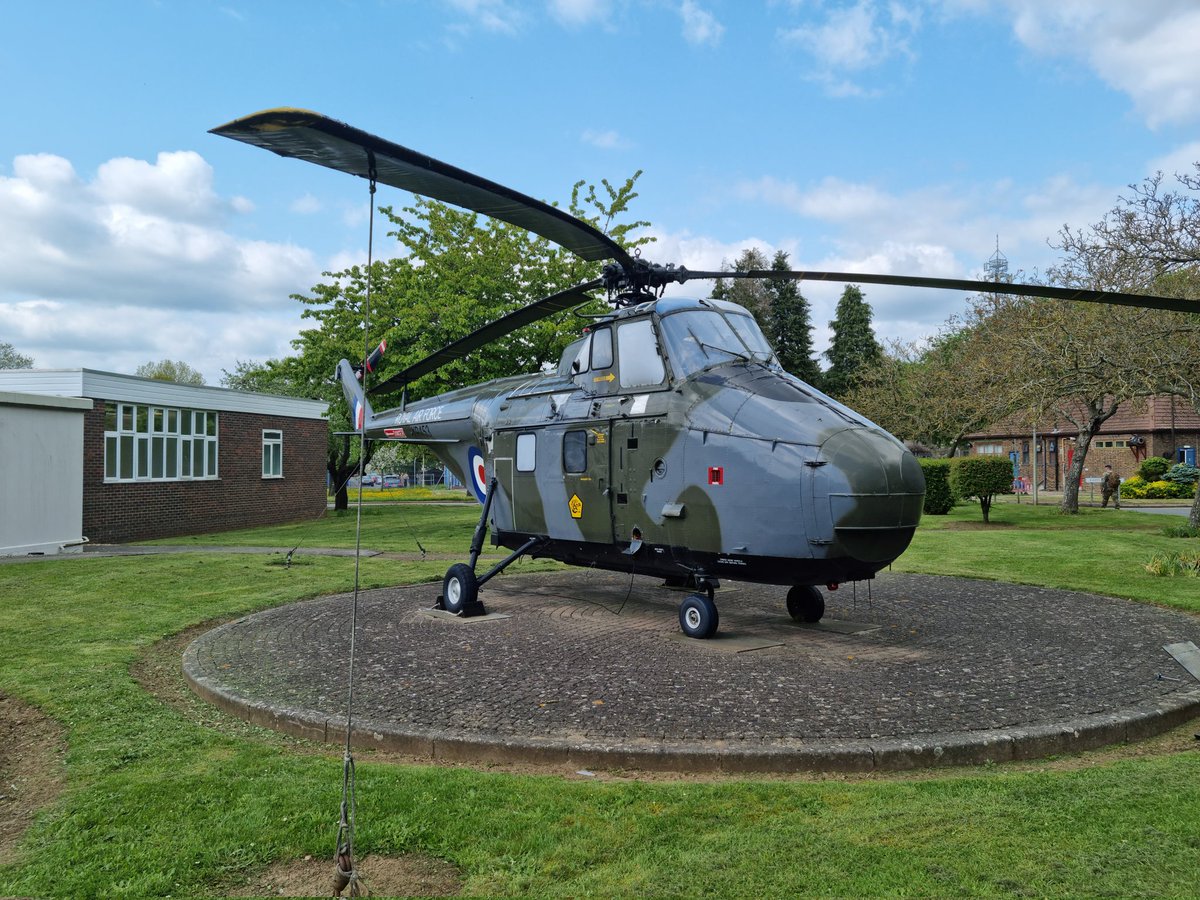 alexbrown451's tweet photo. I had an absolutely fantastic time at RAF Odiham yesterday visiting @27_Sqn Chinooks, big thanks to Howie for showing us around. Thanks also to @MortenKathy for a fantastic chat about Engineering in the RAF.

@347Sqn @aircadets @ChinookDisplay @TrainingWMW @WMLieutenancy https://t.co/U9HsncjJox