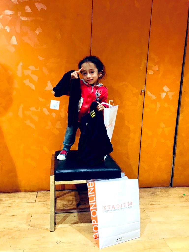 Gracias <a href="/Stadium_Uruguay/">Stadium_Uruguay</a> por tan hermoso regalo, a todxs lxs trabajadores que nos recibieron de 10 en el local y sin dudas a la banda de Twitter que hizo todo esto realidad.
Los abrazos y las sonrisas son todas de ustedes de #ValentinoSosLoMás