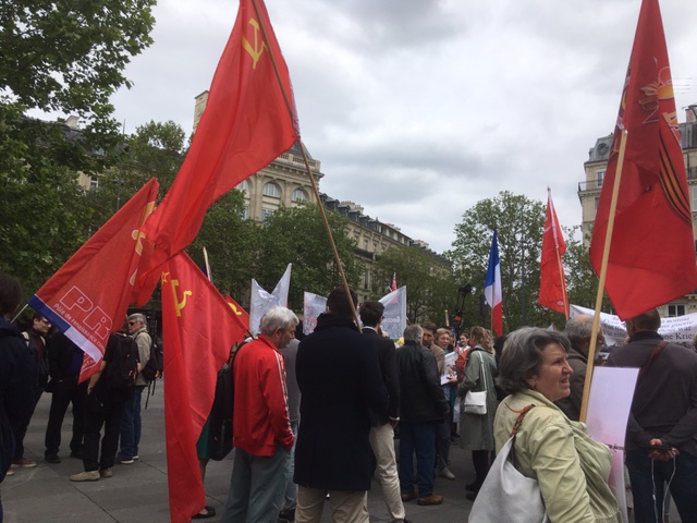 15MLN's tweet photo. Бессмертный полк в Париже https://t.co/kpyjdgmecO