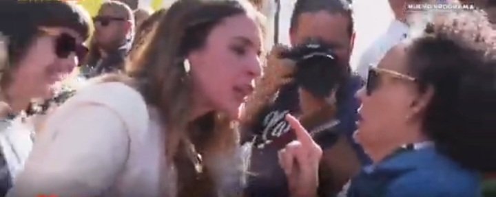 JosemaVallejo's tweet photo. Primero soberbia, luego agresividad; pasa rápidamente a la ira y, finalmente, al desprecio.

Una ministra de España avasallando a una señora mayor. Un cargo público avasallando a una ciudadana.

Hasta aquí, mi análisis de lenguaje no verbal de un miembro del gobierno de la gente. https://t.co/lhLw5vxcNY