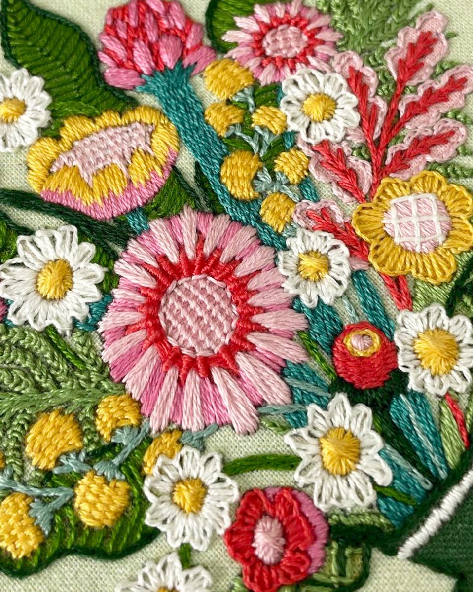 MazLeyden's tweet photo. Here’s my embroidery collaboration with @WimperisDesigns 💖 

I absolutely love seeing my art turned into something people can interact with &amp; enjoy 💛✨💛 It’s limited edition so only available for a very short amount of time!

#HandmadeHour #GlosHour #MidlandsHour #WeStitchKit https://t.co/71LpWy03jI