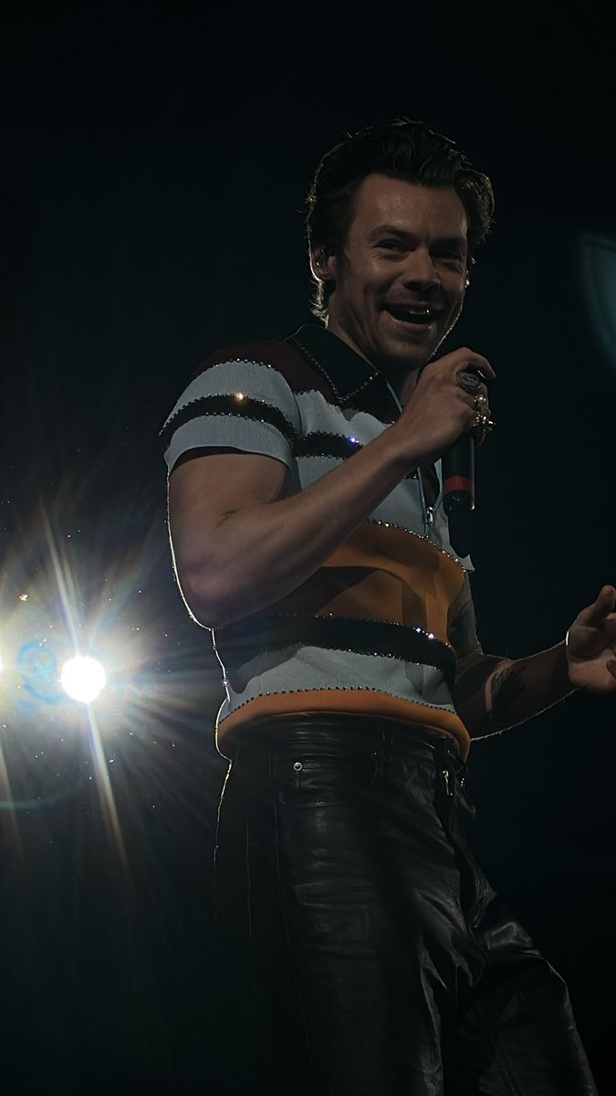hsdtogethertour's tweet photo. Harry on stage at Olympiastadion München in Munich, Germany - 17 May (via @midnightsfiona) https://t.co/sebBLblSPo