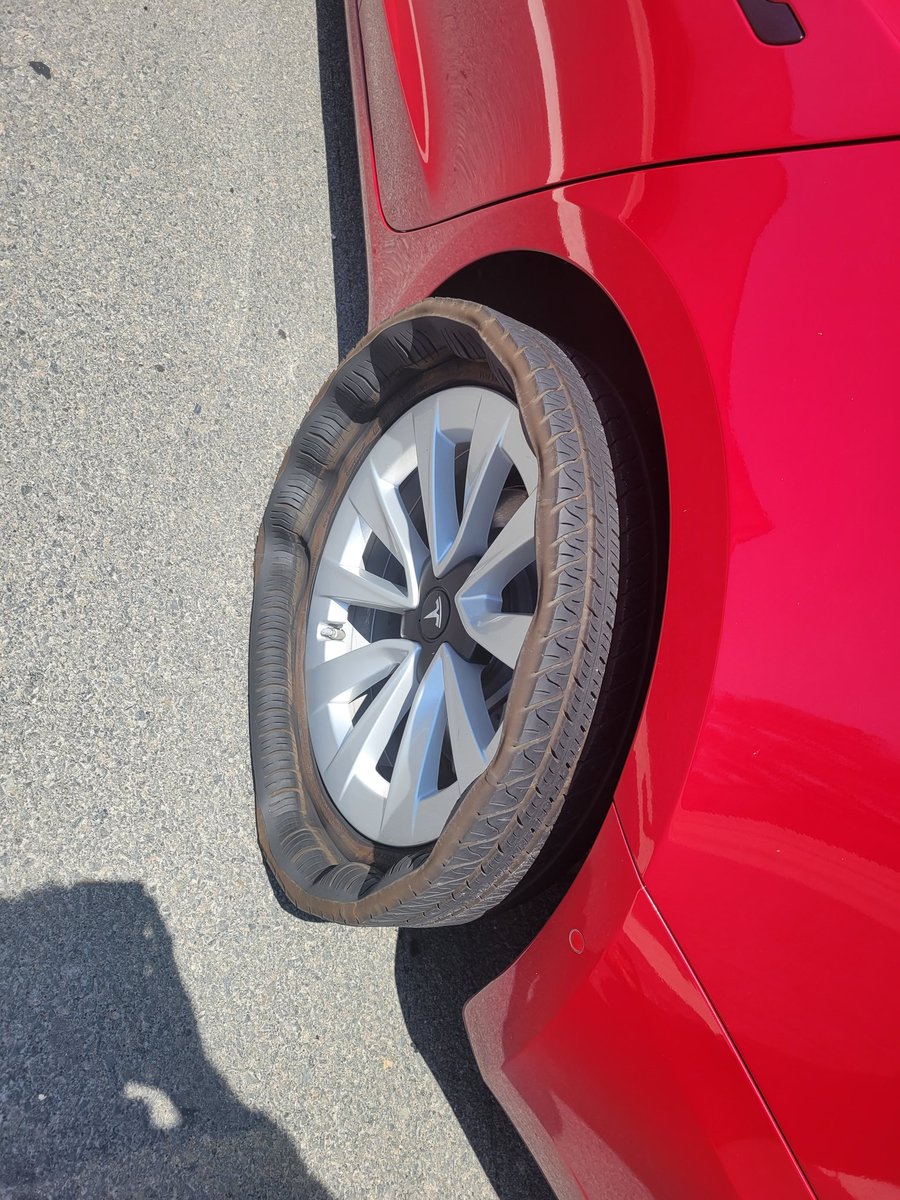 Muhamma97347285's tweet photo. This is Tesla Model 3 long range tire is new suddenly on freeway i-60 tire got out from rim and tire still no damage but rim damaged how its Tesla make this shit without safety of people should be take inquiries @elonmusk @OCTeslaClub @TeslaRoadTrip https://t.co/NlImZtlroz