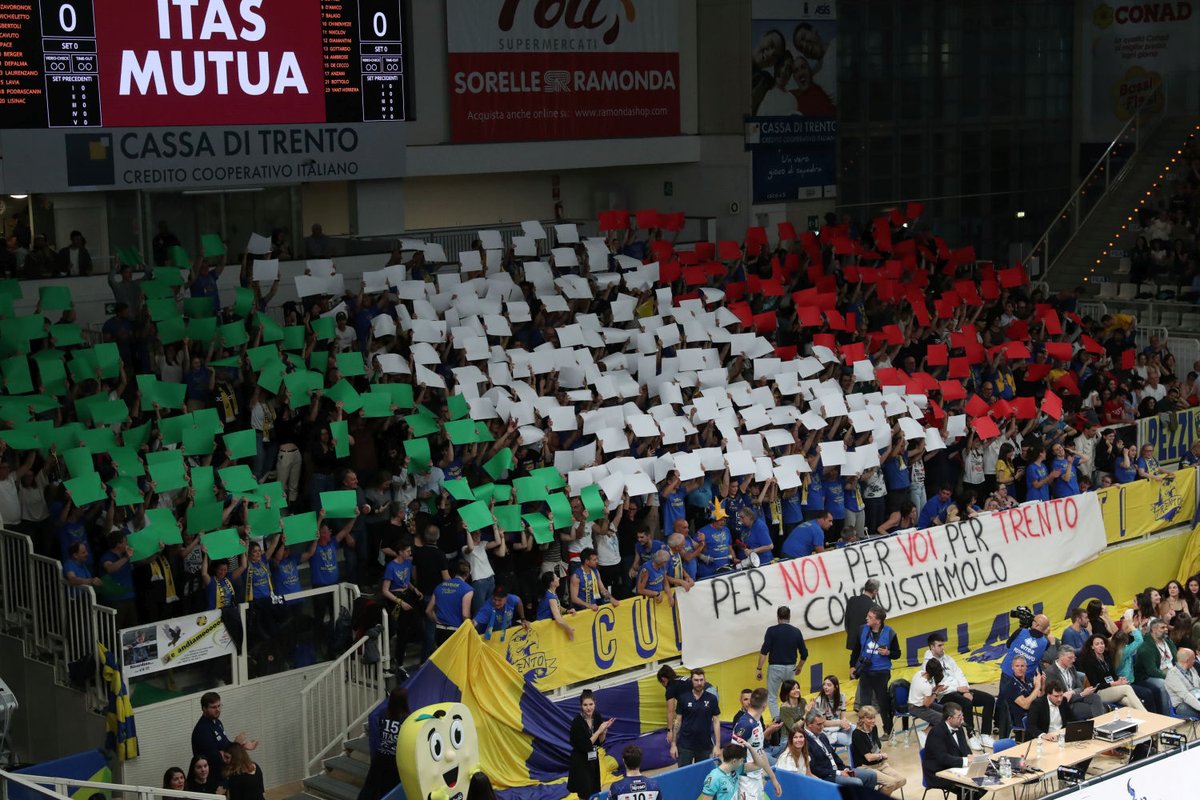 trentinovolley's tweet photo. 🏐📸 | GALLERY LIVE
➖
Le immagini di gara 5 di Finale in corso di svolgimento alla #BLMGroupArena
(✒️ Marco Trabalza) 
 ➖
 #⃣ #chePlayOff
 #⃣ #trentinonelcuore https://t.co/TWpVS1h7IM