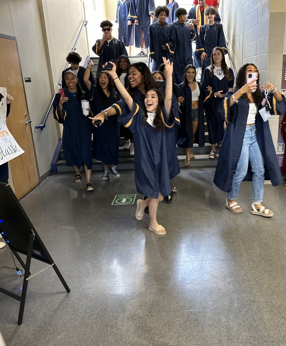 Our MA SENIORS got a little surprise during the SENIOR parade! #Classof2023 #MAAllDay <a href="/AkinsAISD/">Akins Early College High School</a> <a href="/Akins_CTE/">@AkinsCTE</a>