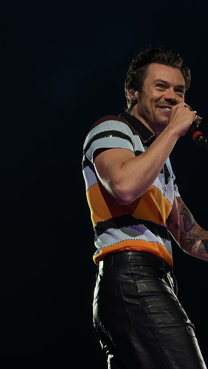 hsdtogethertour's tweet photo. Harry on stage at Olympiastadion München in Munich, Germany - 17 May (via @midnightsfiona) https://t.co/X3R6oHOFX1