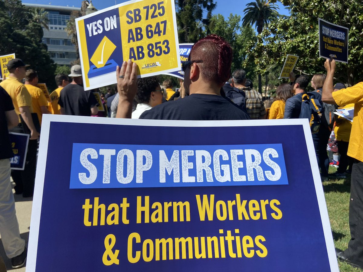 food_ca's tweet photo. Stop mergers that hurt workers!! ✊🏽✊🏿✊🏼
#SB725 #AB647 #AB853 @LolaForSenate @UFCWWSC8 @ChrisHoldenNews @BMaienschein https://t.co/fw8uG1pWC0