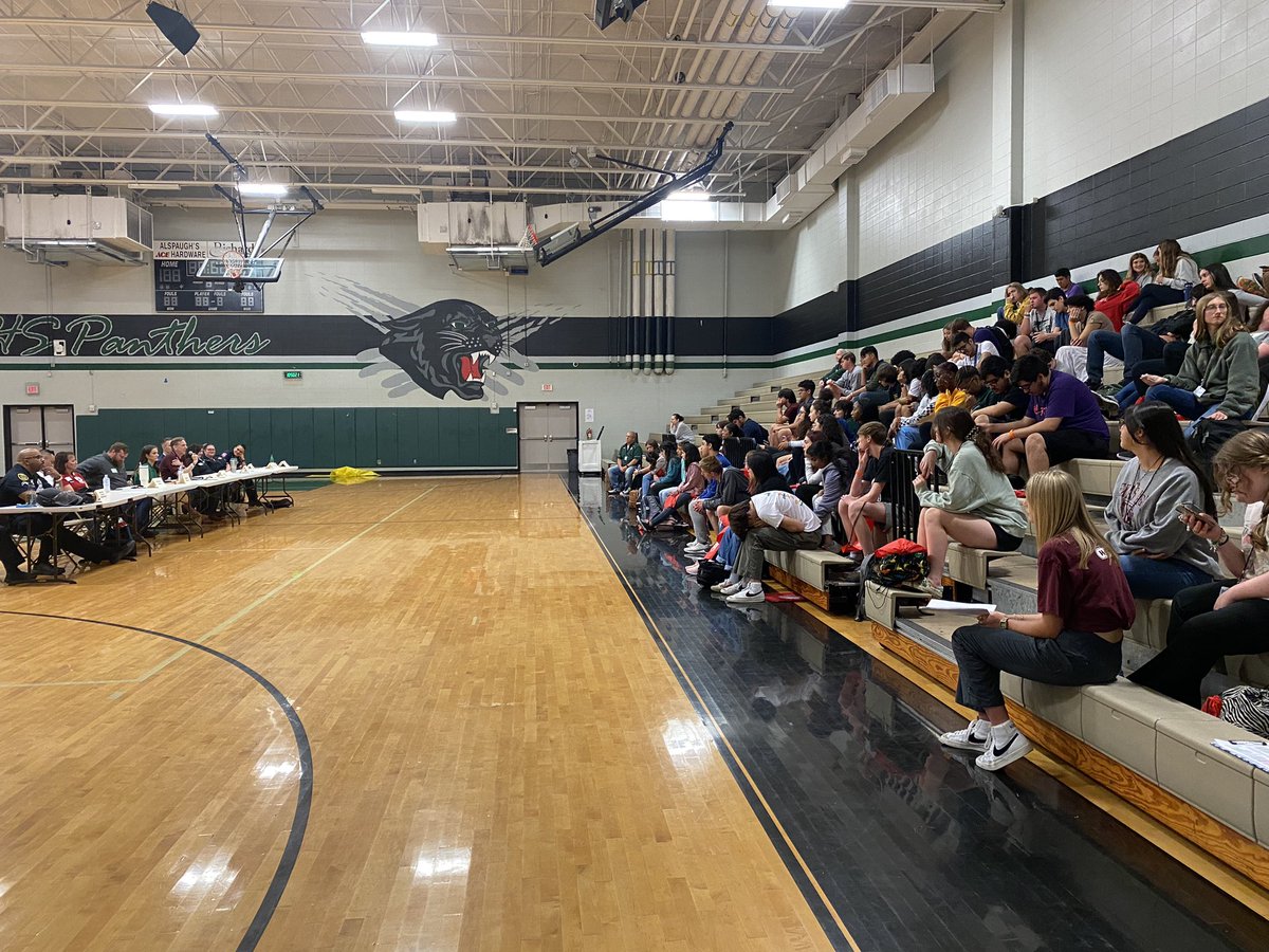 MrsPurcellRELA's tweet photo. We had a fantastic first college &amp; career day at KPARK today! Our juniors got to hear about all the different opportunities they have after they graduate from high school. 🎓💚🐾  Great job @KPHS_AVID ! https://t.co/FysGUhiobP