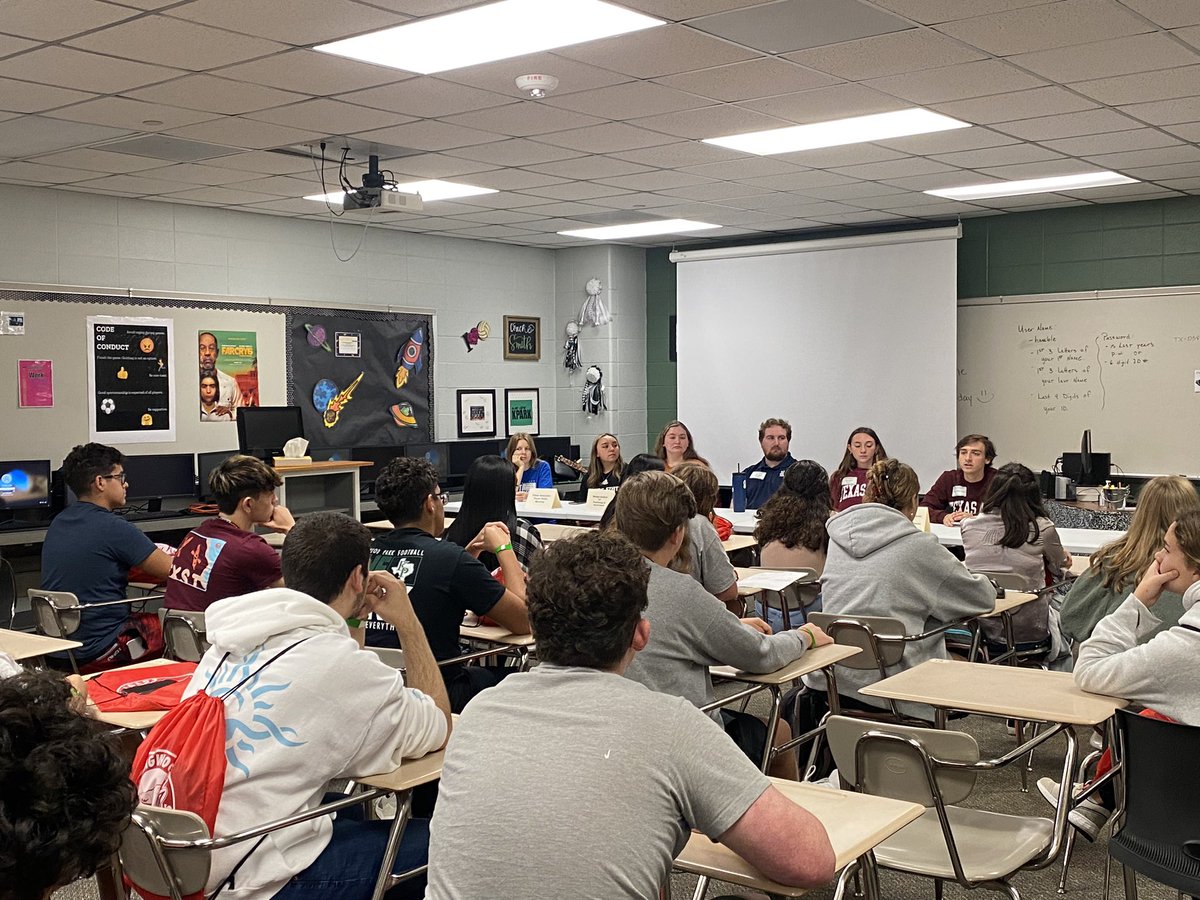 MrsPurcellRELA's tweet photo. We had a fantastic first college &amp; career day at KPARK today! Our juniors got to hear about all the different opportunities they have after they graduate from high school. 🎓💚🐾  Great job @KPHS_AVID ! https://t.co/FysGUhiobP