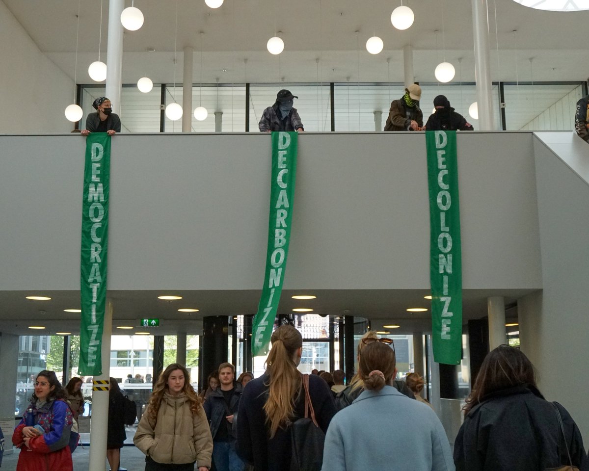 Een golf van verandering spoelt over Nederland.

Gedreven studenten eisen dat universiteiten de banden met de fossiele industrie verbreken.

Wapenstokken lijken hun wil niet te kunnen knakken, zal de publieke opinie hen steunen?