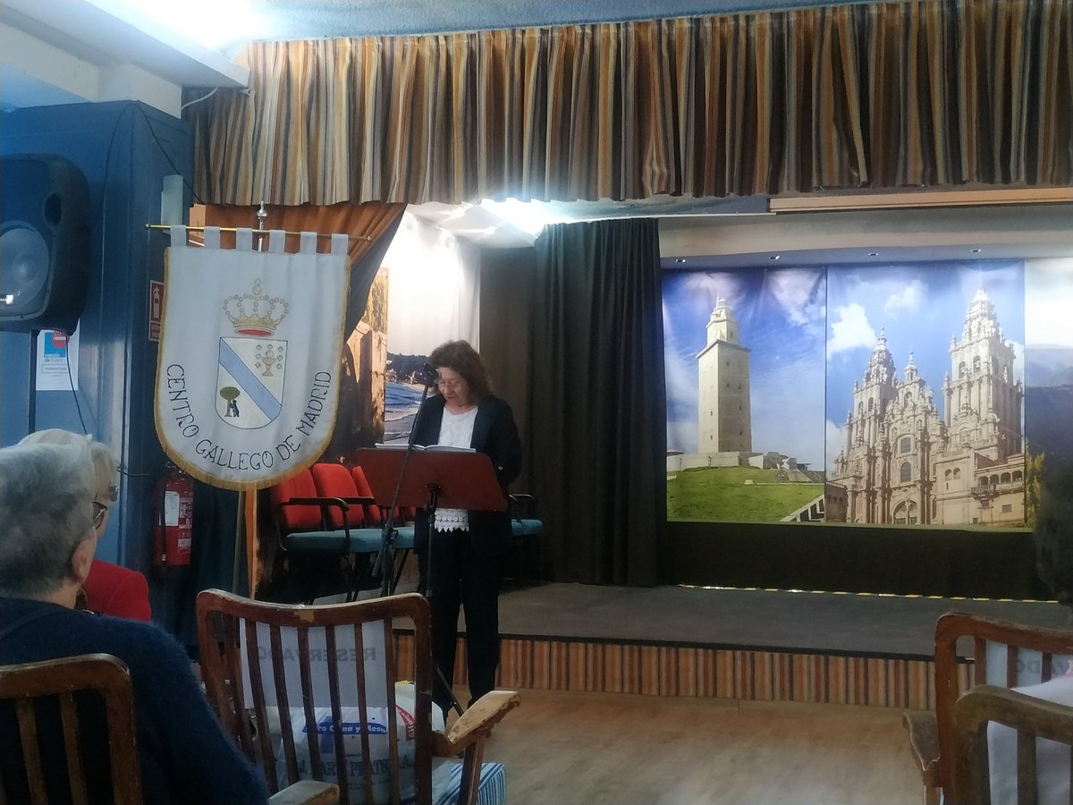 Soledad Bordas lendo a Francisco Fernández del Riego na celebración do #DíadasLetrasGalegas2023 no #CentroGallego #Madrid