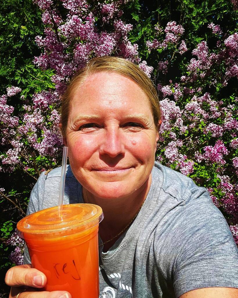 risingtidewomen's tweet photo. Hello there, world 🌎 
Lindsay here enjoying the lilacs while they last (I was mindful of the bees doing their thing!) and a yummy juice after a really delightful postpartum visit with one of our kickass families. 
Baby and I worked on communication, … https://t.co/VXkAKosLsB https://t.co/YLppIV7bOk