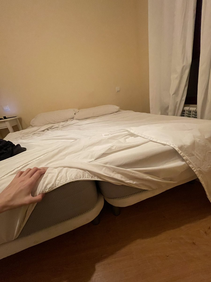 lLauriix's tweet photo. Imagina que reservas un alojamiento en Airbnb,  por un precio inflado, pero no te queda otra.

Imagina que llegas al piso y, aunque esté algo sucio y no cumpla del todo con las fotos, decidas quedarte porque no hay nada que una escoba y una fregona no pueda hacer. 

Imagina que… https://t.co/IsXKV0ciWa