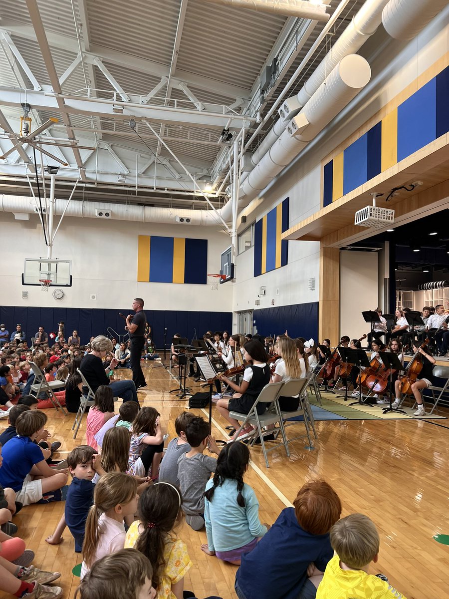 四年级和五年级学生的乐队和管弦乐队成员为我们表演了他们的歌曲，真是太棒了！ 感谢格拉斯纳先生组织了如此精彩的音乐会。 🎶 https://t.co/4FFV5pYCpP
