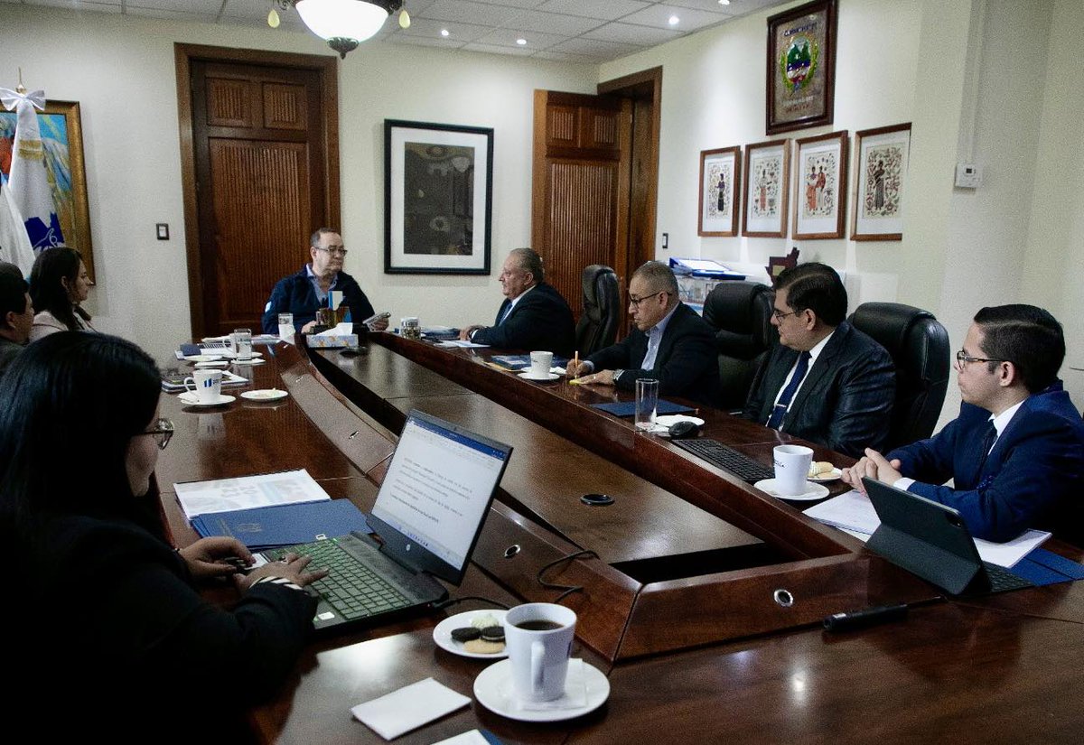 MEMguatemala's tweet photo. #GuateCrece | El Presidente @DrGiammattei recibió el primer informe cuatrimestral 2023 de la #COPRESAM sobre las acciones realizadas y el fortalecimiento de las Oficinas de Agua y Saneamiento #OMAS. 💧🚿🕳️
#AccionesQueTransforman🇬🇹 https://t.co/XjYFshDih6