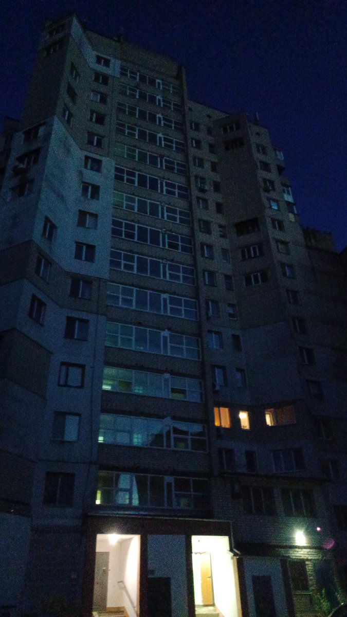 Вже сімнадцяте травня,майже літо. Так ніхто і не приїхав,не повернувся. На годиннику 21.00 Вікна,що світяться,мої.